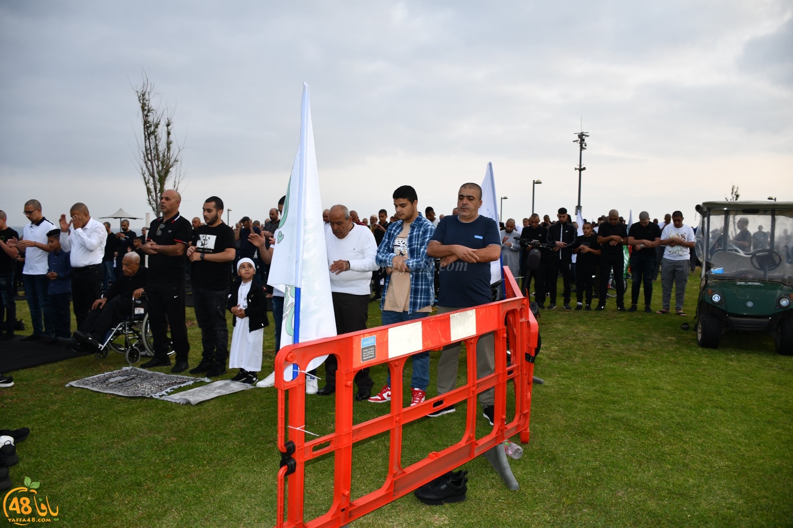  أهالي يافا يؤدون صلاة عيد الفطر في متنزه العجمي 